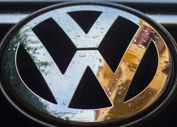 Logo da Volkswagen molhado em um carro