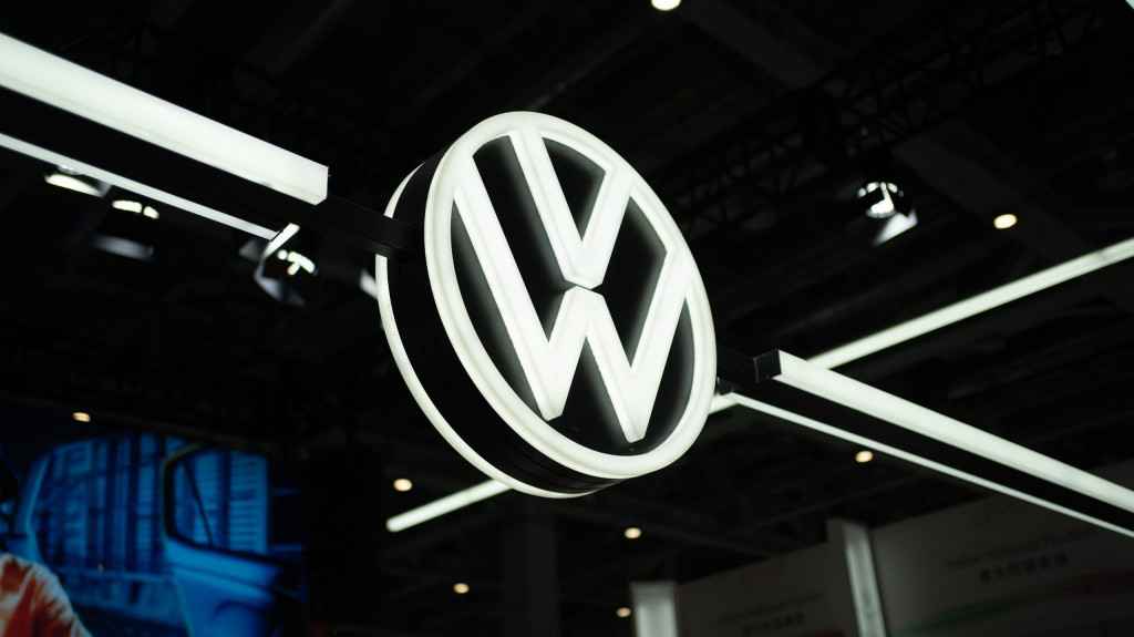 Logo da Volkswagen em um salão de automóveis em Xangai (China)