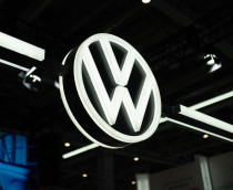 Logo da Volkswagen em um salão de automóveis em Xangai (China)