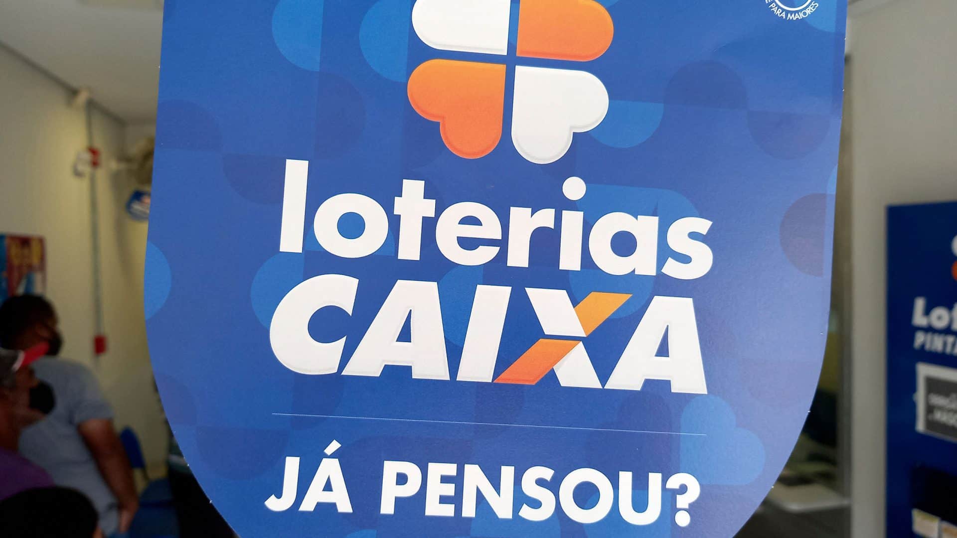 Placa de publicidade escrito: 
