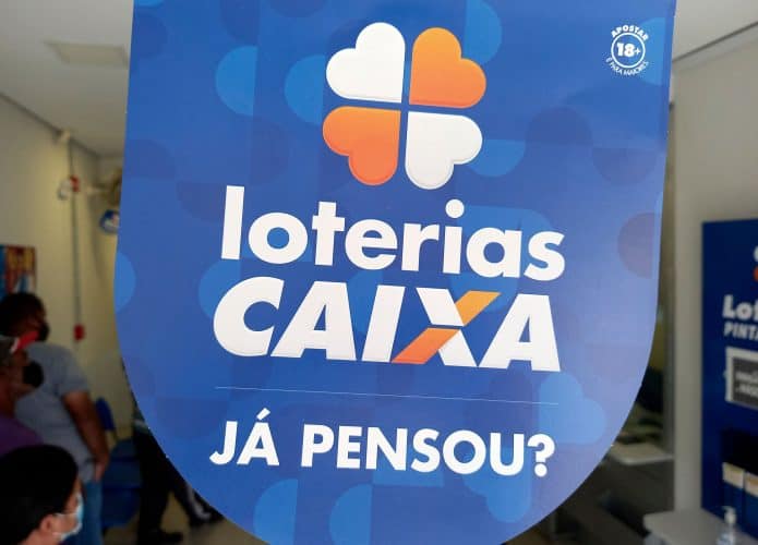 Placa de publicidade escrito: 