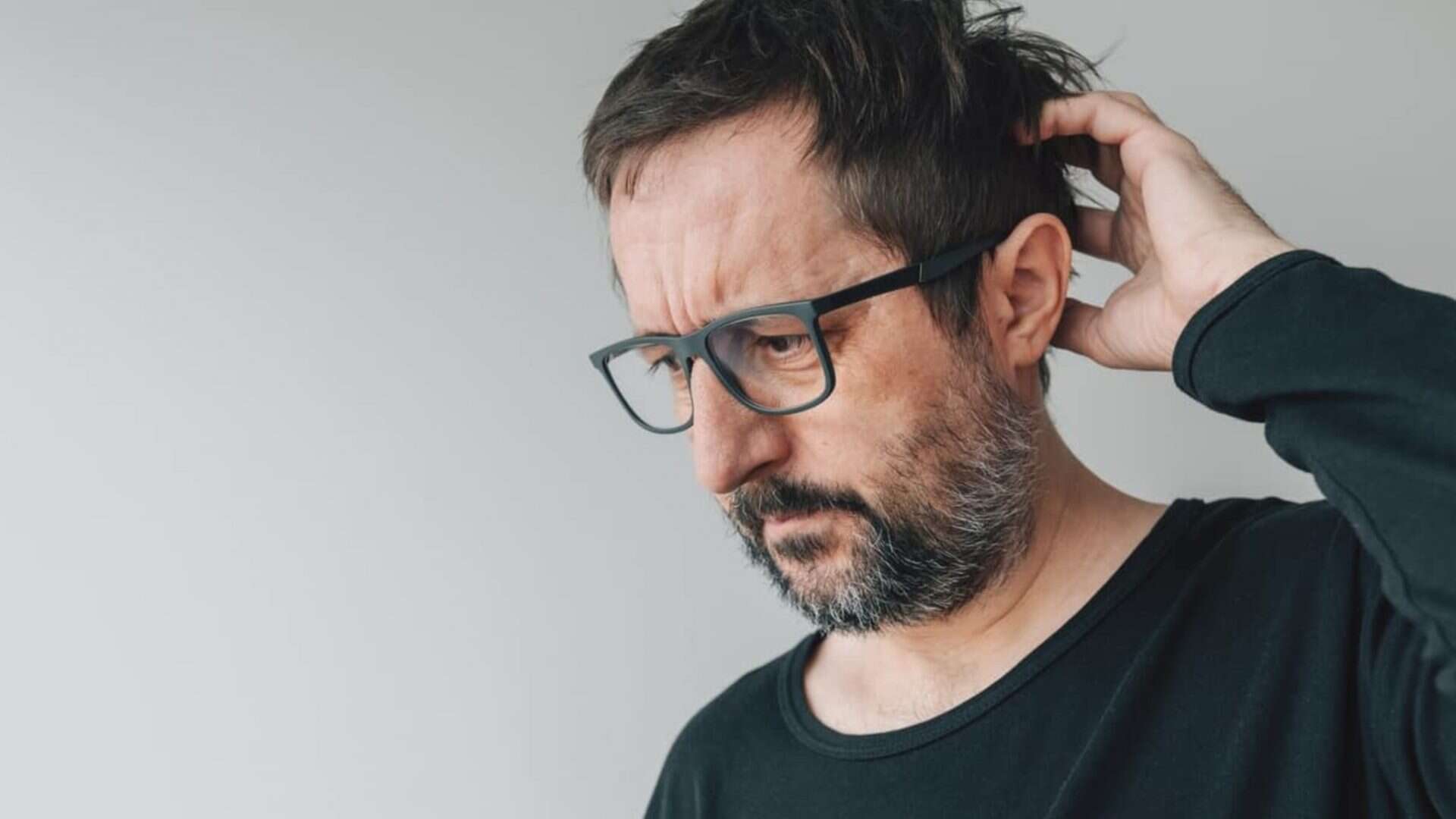 Homem com olhar preocupado, pois esqueceu alguma coisa devido sua péssima memória