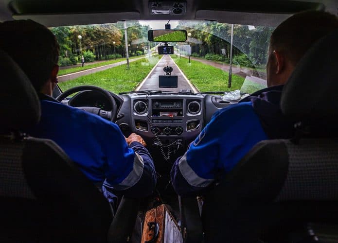 motorista-de-ambulancia-695x500