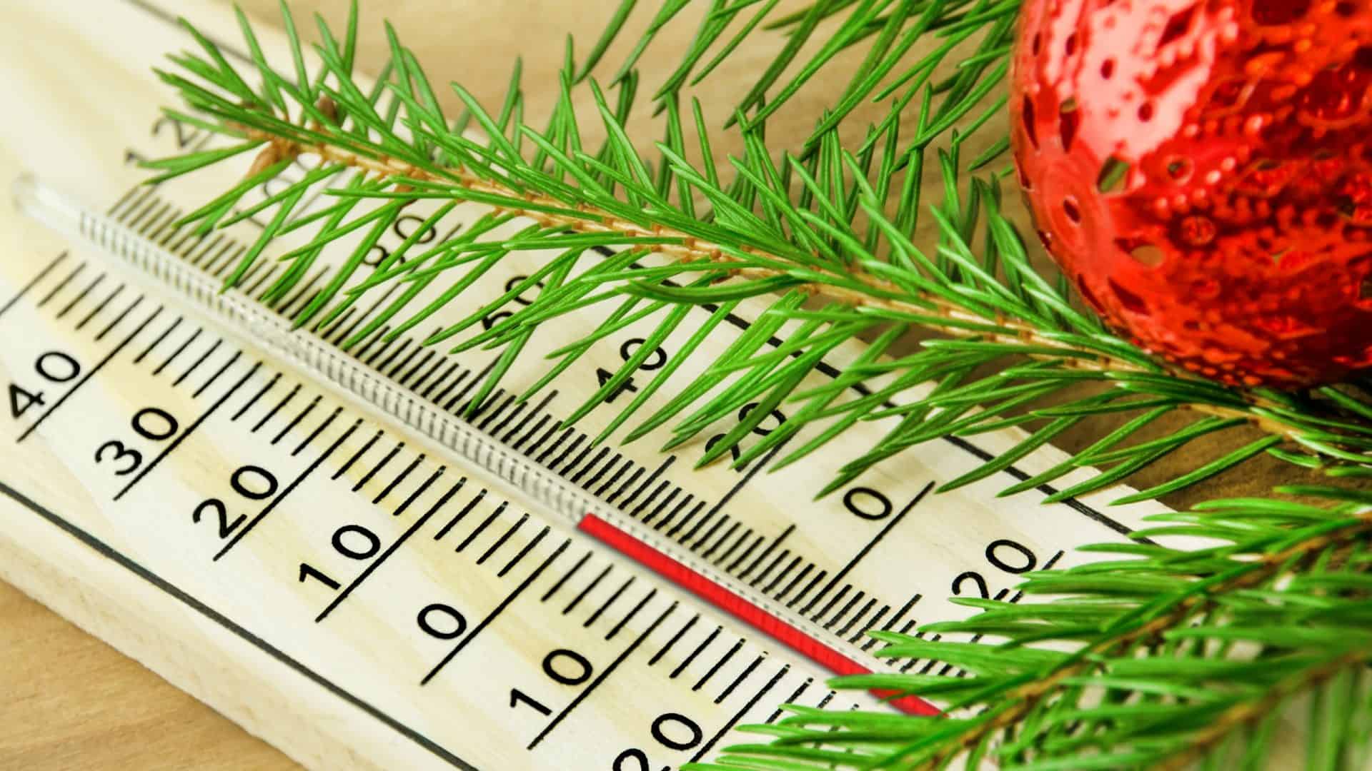 Galho de árvore de Natal ao lado de um termômetro