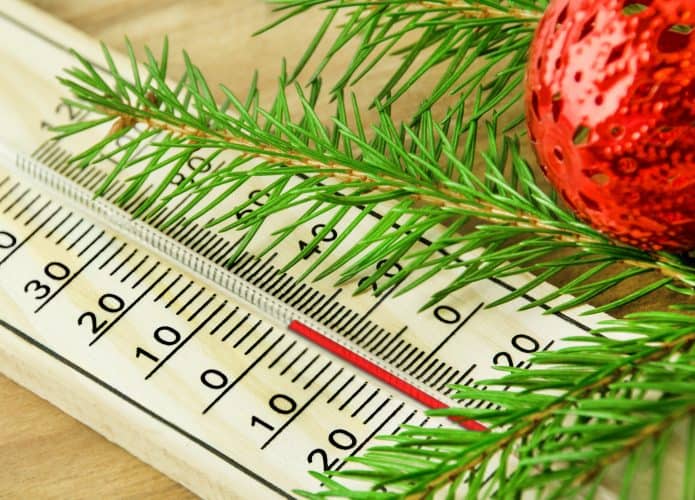 Galho de árvore de Natal ao lado de um termômetro