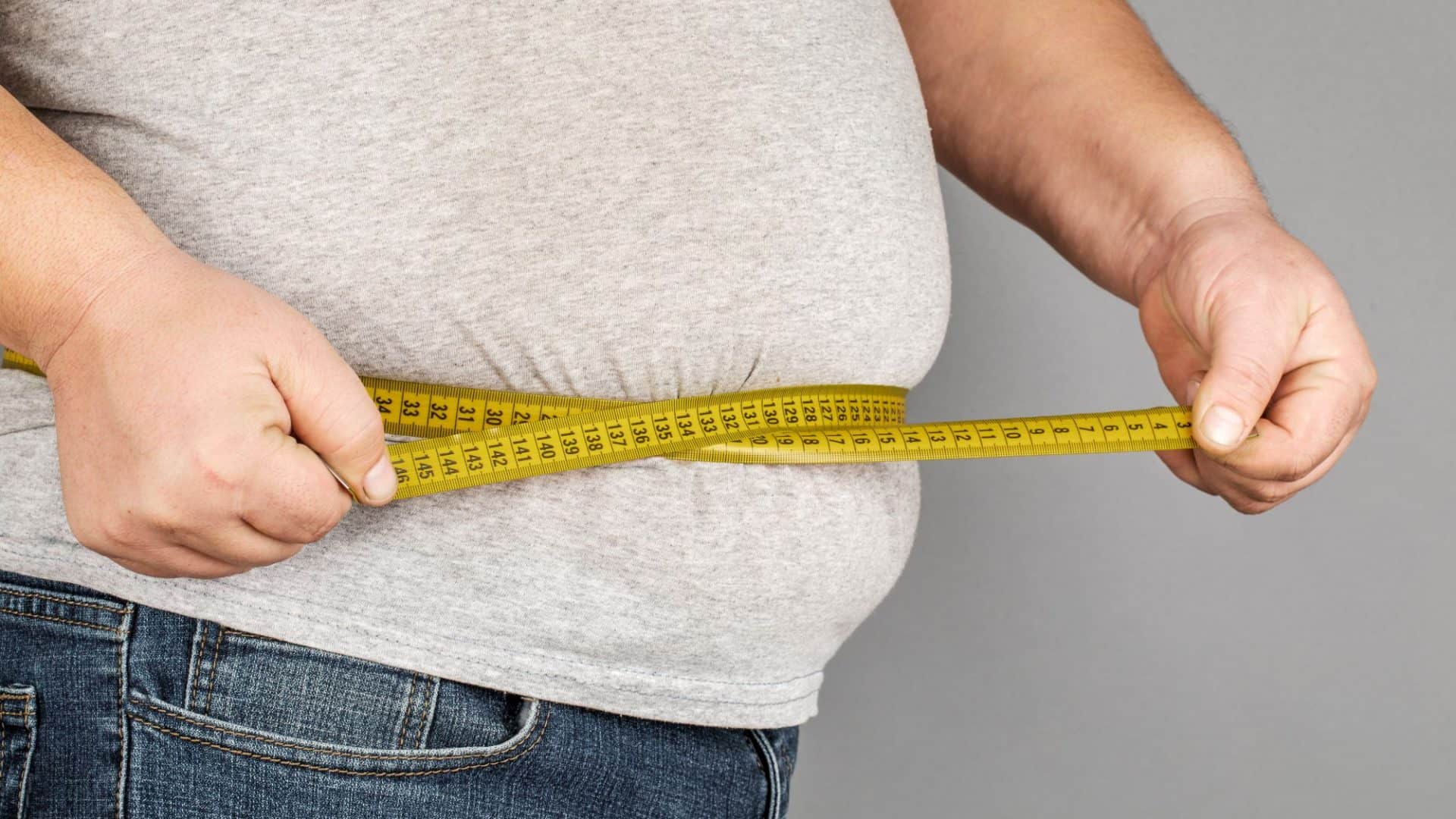 Pessoa medindo circunferência da barriga
