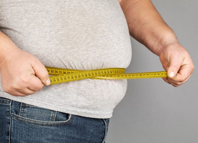 Pessoa medindo circunferência da barriga