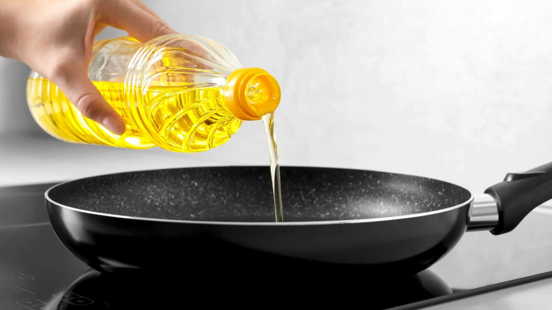 Óleo de cozinha sendo despejado em uma frigideira