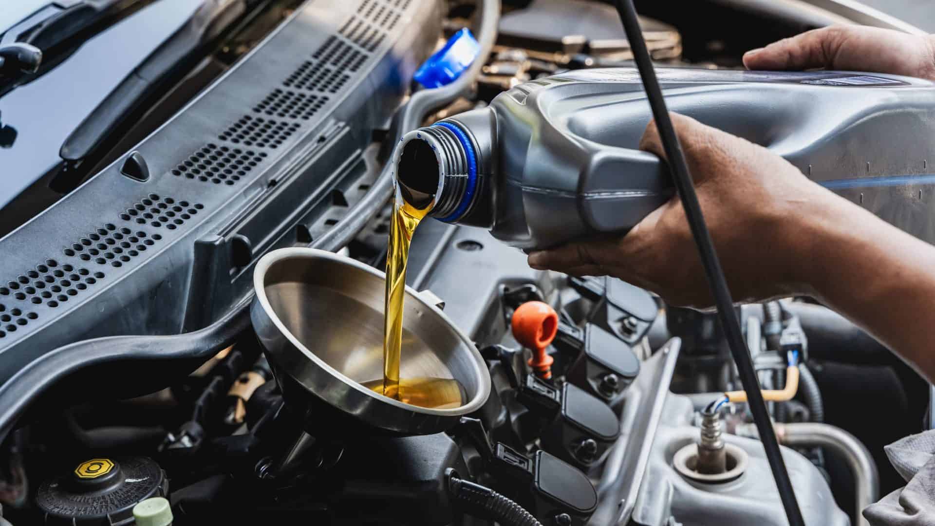 Imagem mostra óleo automotivo sendo despejado dentro de um carro
