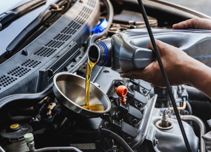 Imagem mostra óleo automotivo sendo despejado dentro de um carro