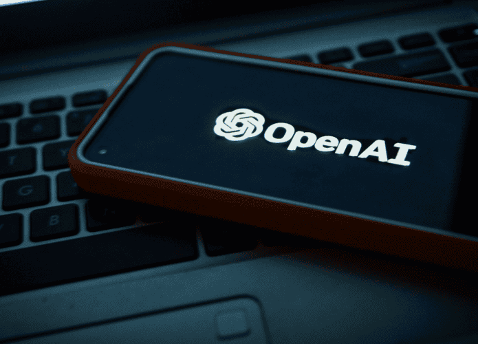 imagem mostra o logo da openai em um smartphone