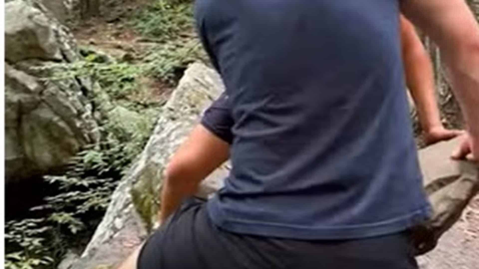 Homens jogando pedra em riacho