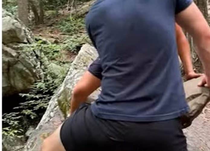 Homens jogando pedra em riacho