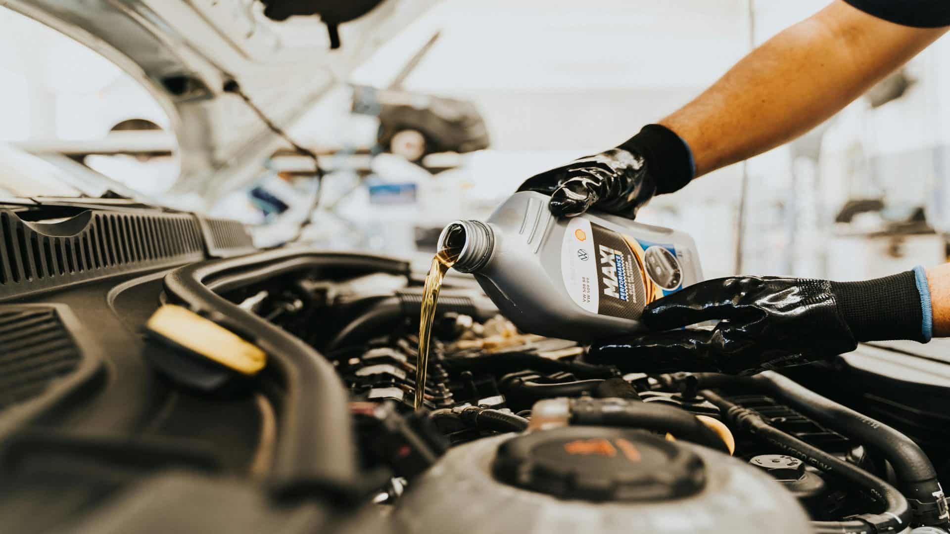 Substituição de óleo automotivo