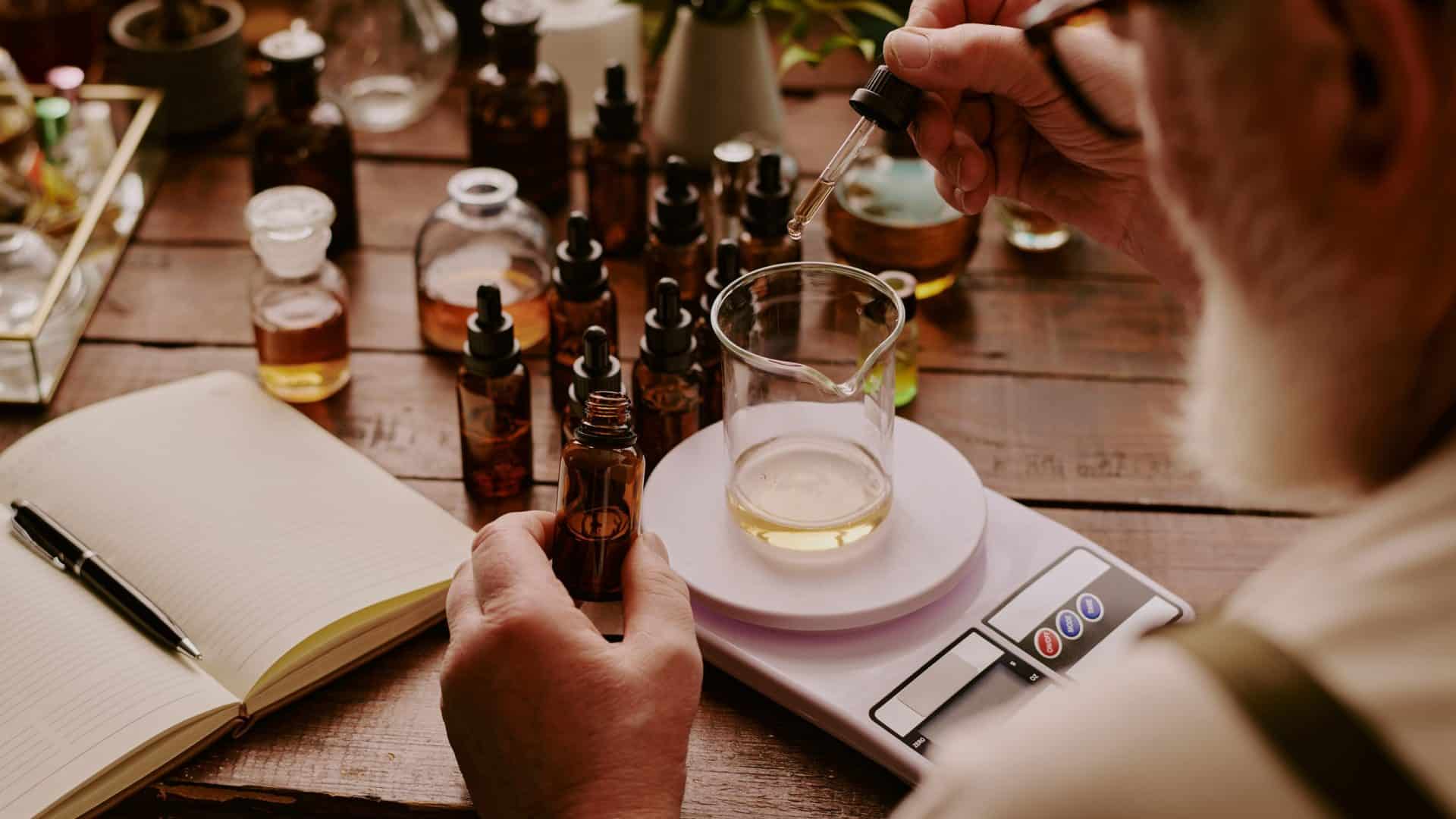 Químico preparando experimento