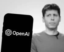 Ao fundo, foto em preto e branco de Sam Altman; à frente, logo da OpenAI em um smartphone