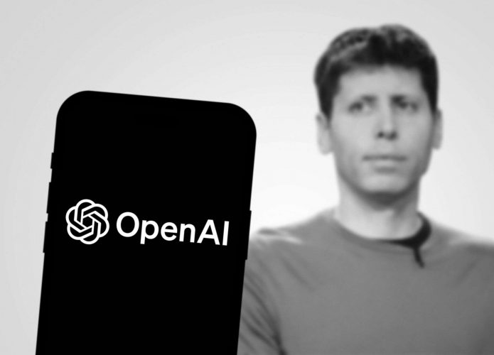 Ao fundo, foto em preto e branco de Sam Altman; à frente, logo da OpenAI em um smartphone