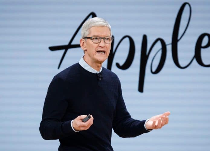 CEO da Apple, Tim Cook, falando durante evento