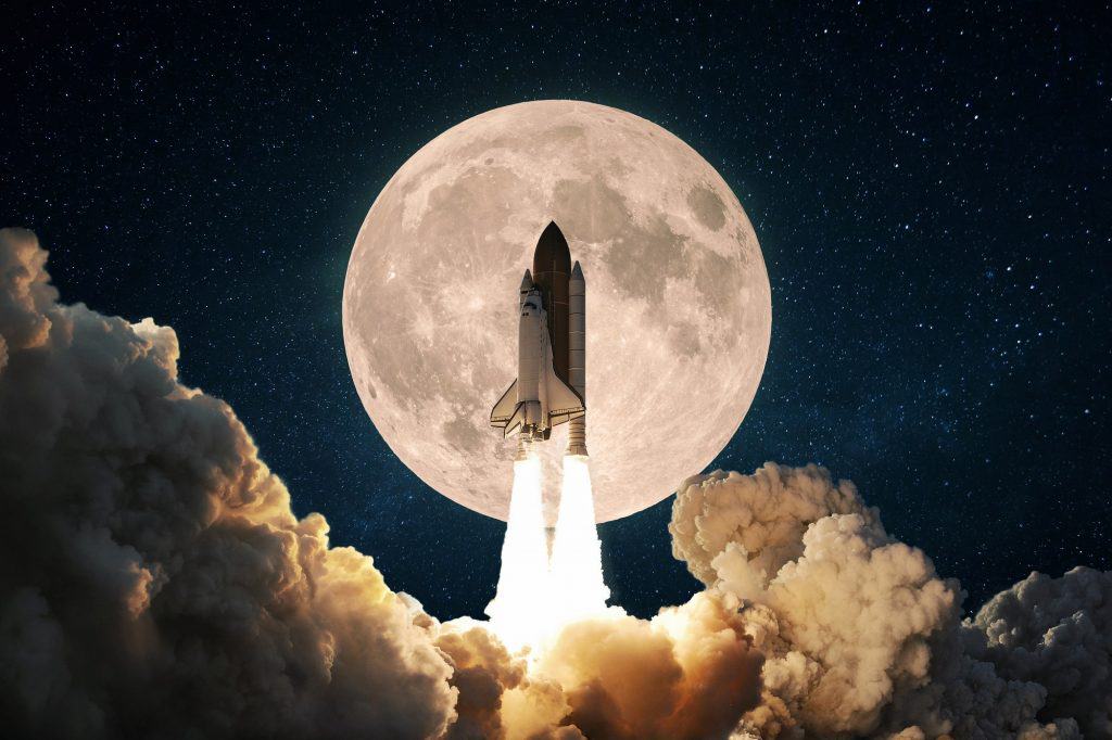 Quanto tempo leva para chegar à Lua? Viajar até a Lua é uma das maiores conquistas da humanidade, mas o tempo necessário para completar esse trajeto varia amplamente. Localizada a uma distância média de 384.400 quilômetros da Terra, a Lua já foi alcançada em tempos que vão de 8 horas a 4,5 meses, dependendo do tipo de missão e da tecnologia empregada. foguete sendo lançado com a lua ao fundo