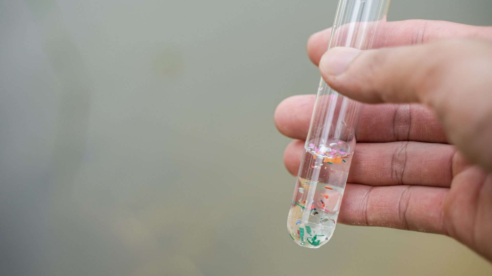 Microplásticos em amostra de água