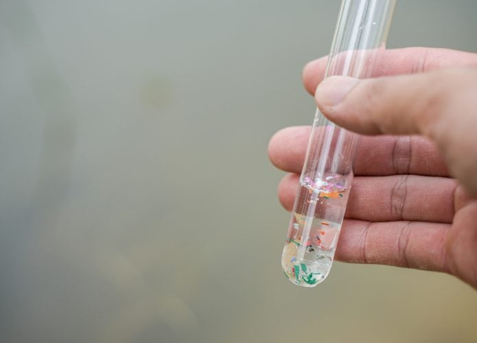 Microplásticos em amostra de água