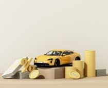 Carro conceito com moedas e dinheiro, imposto sobre veículos e financiamento, seguro de carro e empréstimos para automóveis, conceitos que economizam dinheiro nas compras de carros. sobre fundo de mesa de madeira. renderização 3D.