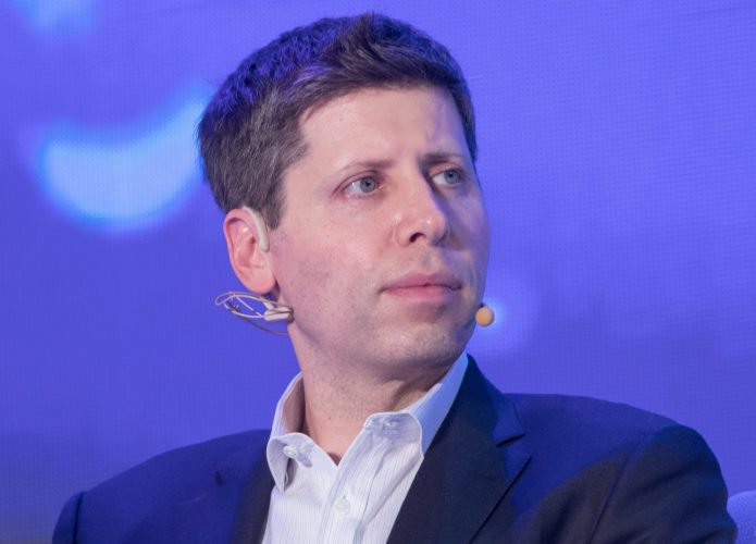CEO da OpenAI, Sam Altman, olhando para o lado durante evento
