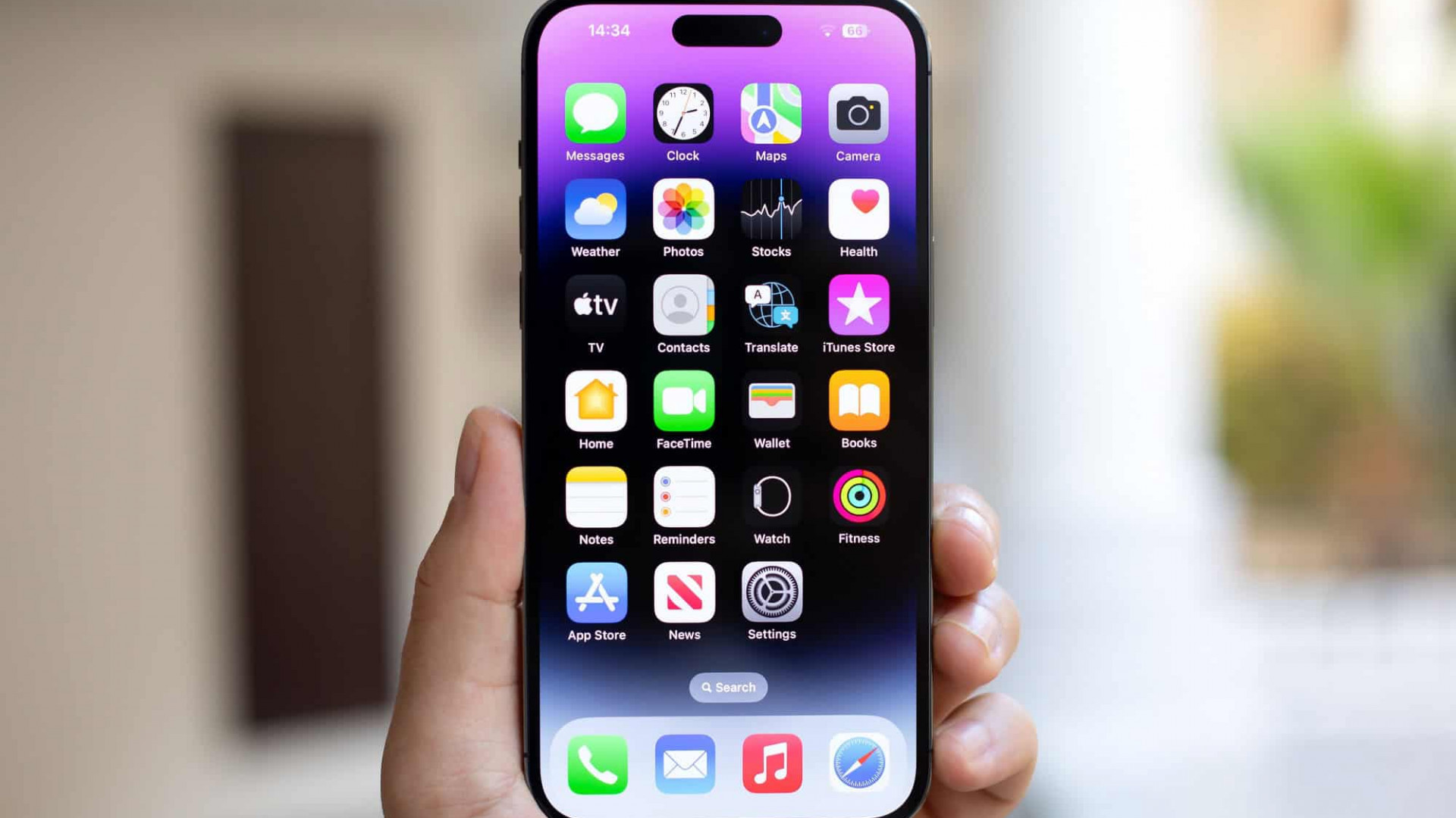 Pessoa segurando iPhone 15 Pro Max