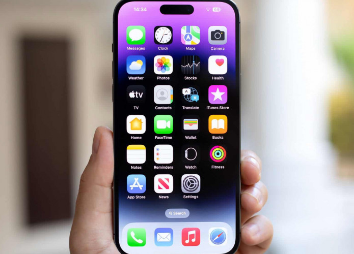 Pessoa segurando iPhone 15 Pro Max