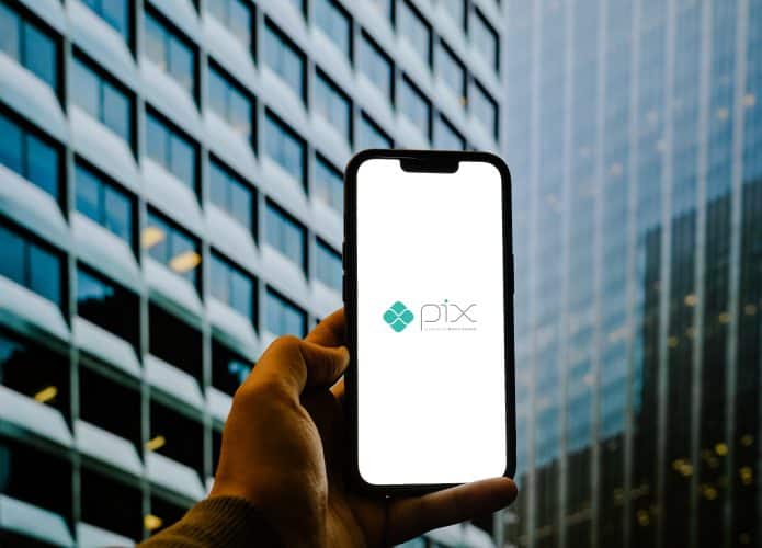 Logo do Pix em smartphone