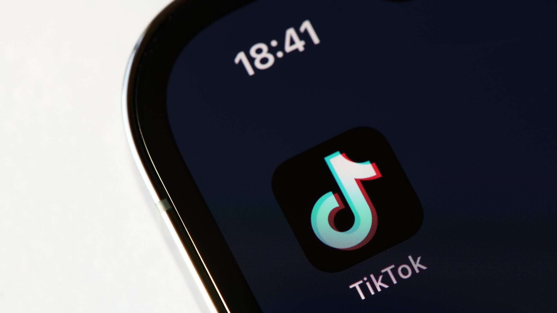 Logo do TikTok em um smartphone