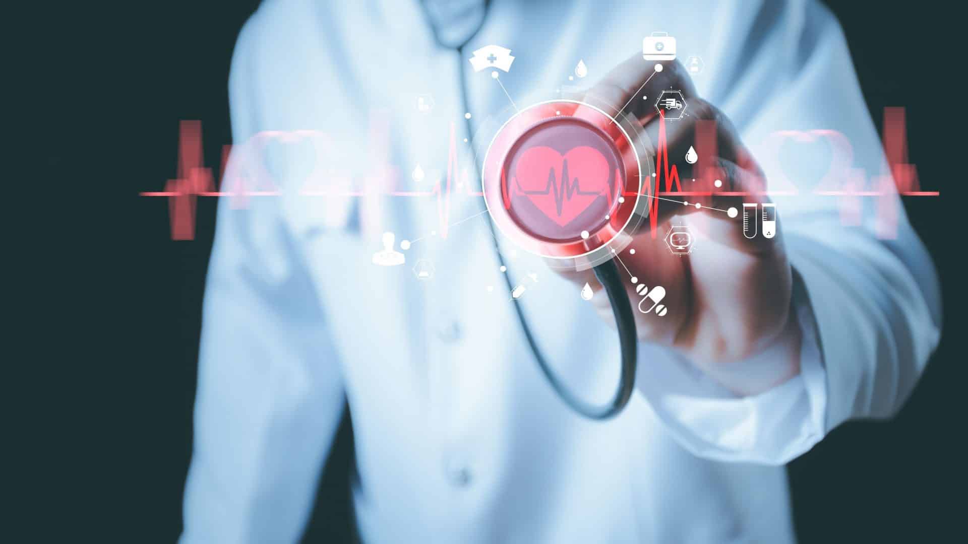 O médico cardiologista examina as funções cardíacas do paciente e os vasos sanguíneos em uma interface virtual. Tecnologia médica e tratamento de saúde para diagnosticar distúrbios cardíacos e doenças do sistema cardiovascular.