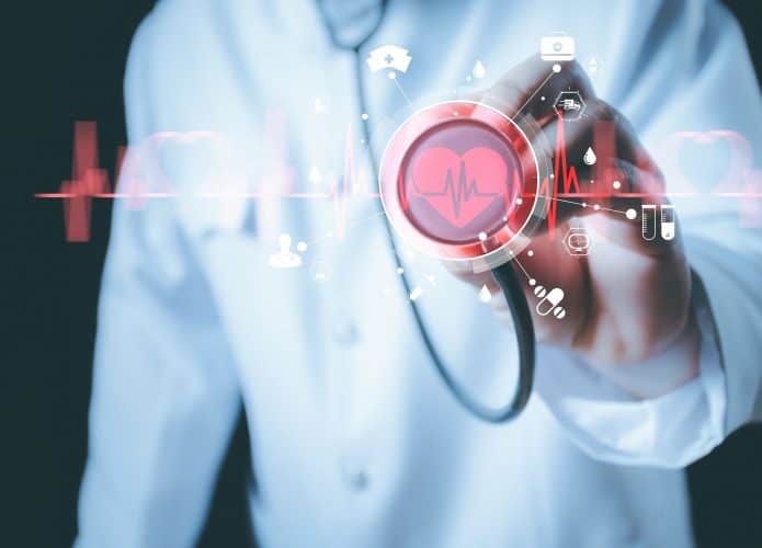 O médico cardiologista examina as funções cardíacas do paciente e os vasos sanguíneos em uma interface virtual. Tecnologia médica e tratamento de saúde para diagnosticar distúrbios cardíacos e doenças do sistema cardiovascular.