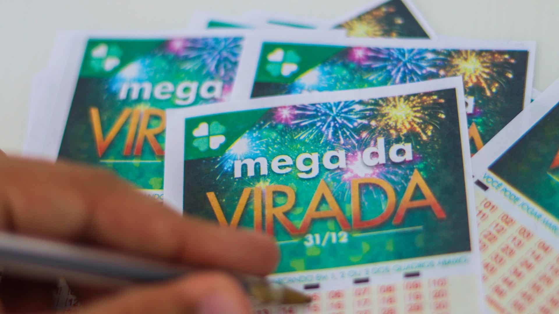 mão anotando números em cartão da mega da virada