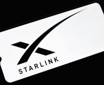 Celular com logotipo da Starlink na tela