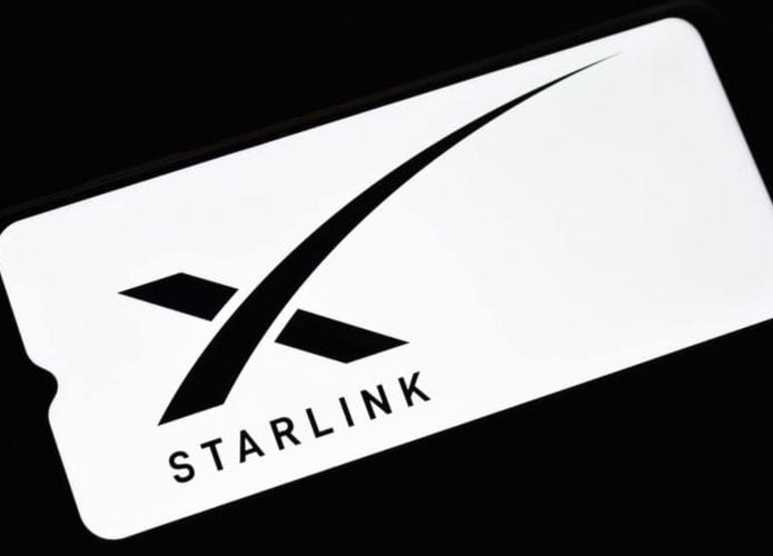 Celular com logotipo da Starlink na tela