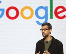 Sundar Pichai com o logo do Google no fundo