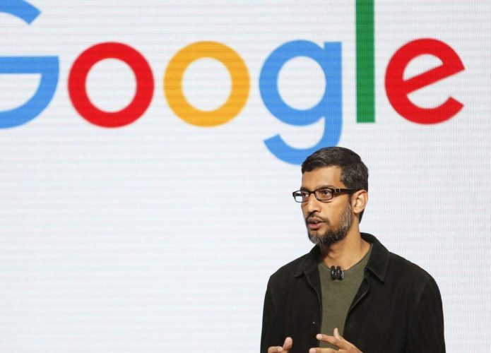 Sundar Pichai com o logo do Google no fundo
