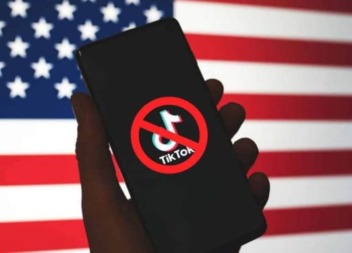 Bandeira dos EUA, com o logo do TikTok à frente e um ícone de bloqueio à sua frente