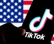 Bandeira dos EUA à esquerda; à direita, logo do TikTok em um smartphone
