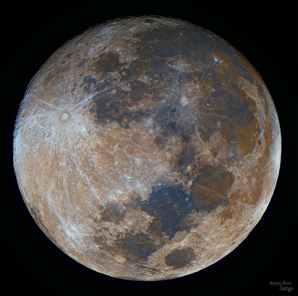Morcego cósmico e lua mineral nas Imagens astronômicas da semana Toda semana, no Programa Olhar Espacial, exibimos duas imagens astronômicas que se destacaram na semana que passou. E na última semana, apresentamos mais duas imagens de uma série em que mostraremos astrofotografias produzidas aqui no Brasil, por brasileiros. Confira: Morcego cósmico e lua mineral nas Imagens astronômicas da semana