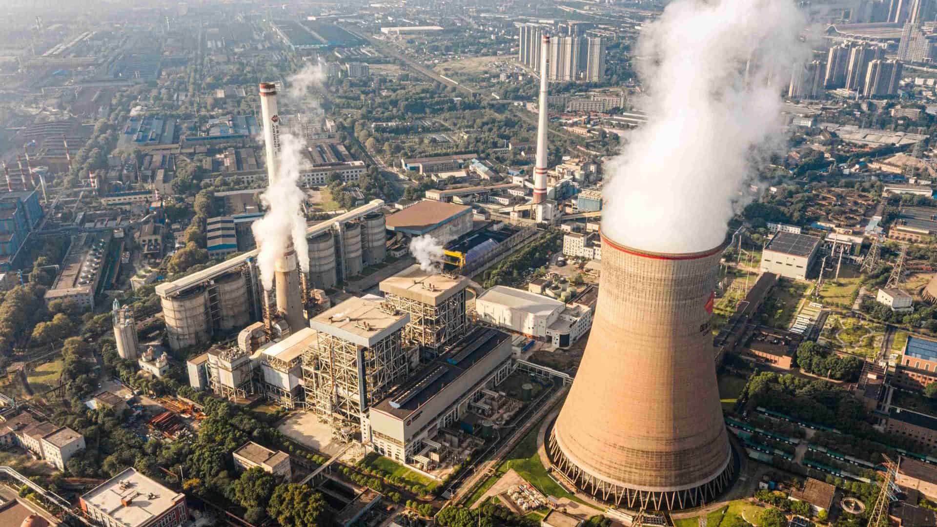 Os SMRs diferem das usinas nucleares convencionais por sua menor capacidade (até 300 MWe), modularidade e construção em fábrica, o que reduz custos, acelera a instalação e amplia a segurança