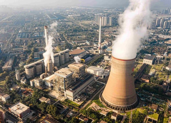 Os SMRs diferem das usinas nucleares convencionais por sua menor capacidade (até 300 MWe), modularidade e construção em fábrica, o que reduz custos, acelera a instalação e amplia a segurança