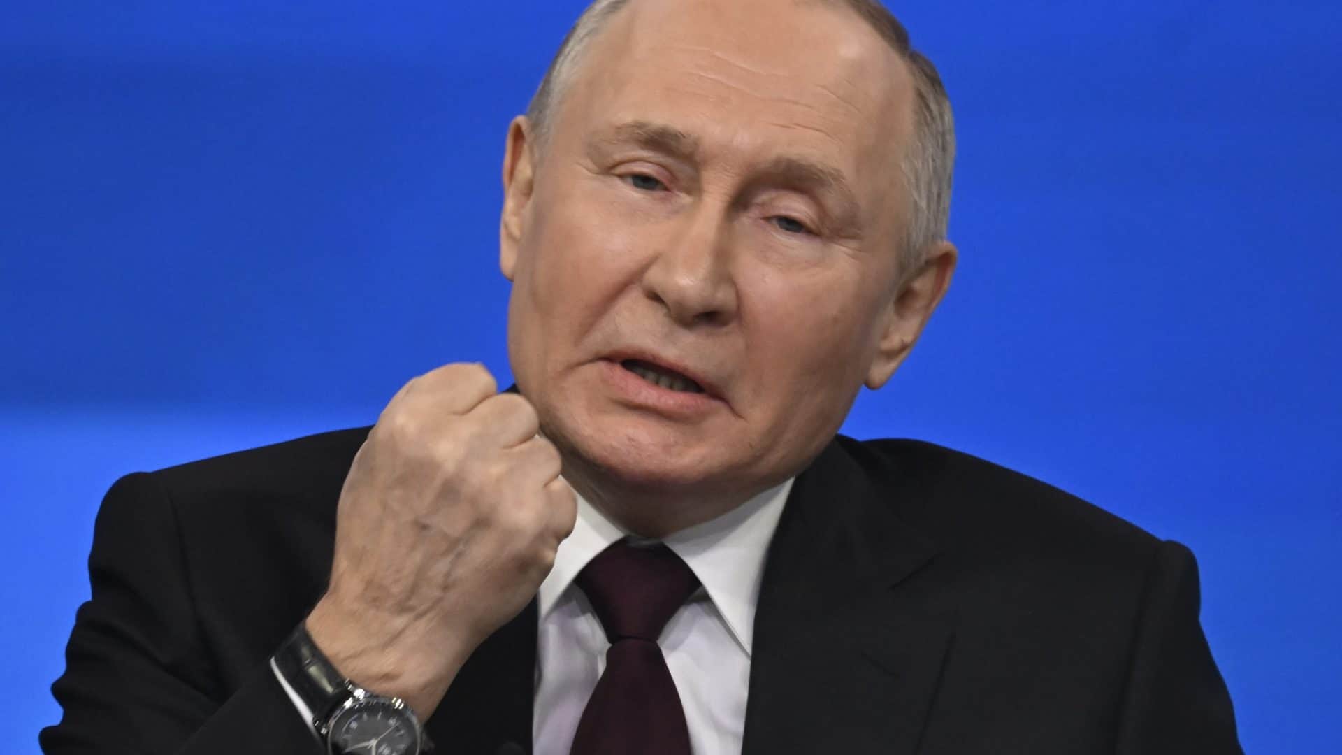 Vladimir Putin com o punho erguido próximo ao queixo