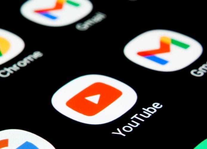 Logo do YouTube em um smartphone