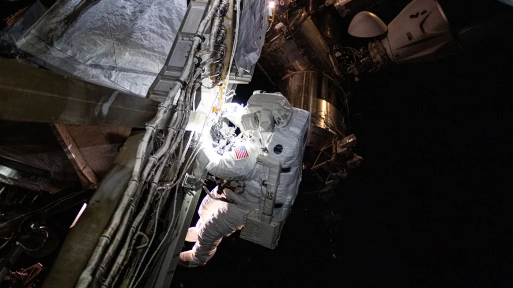 Imagem mostra astronauta trabalhando em estação espacial . 