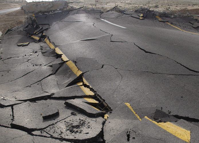 Afalto destruido por terremoto