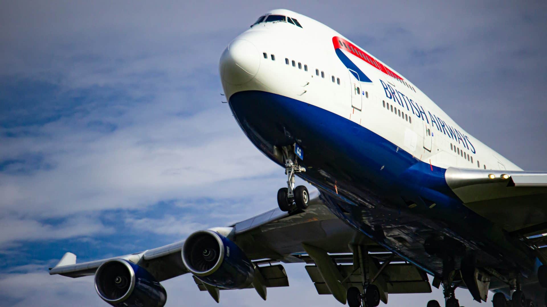 Avio saindo do Reino Unido via Isaac Struna/Unsplash