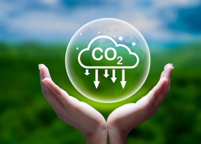 Imagem gerada por IA mostra mão humana segurando molécula de CO2.