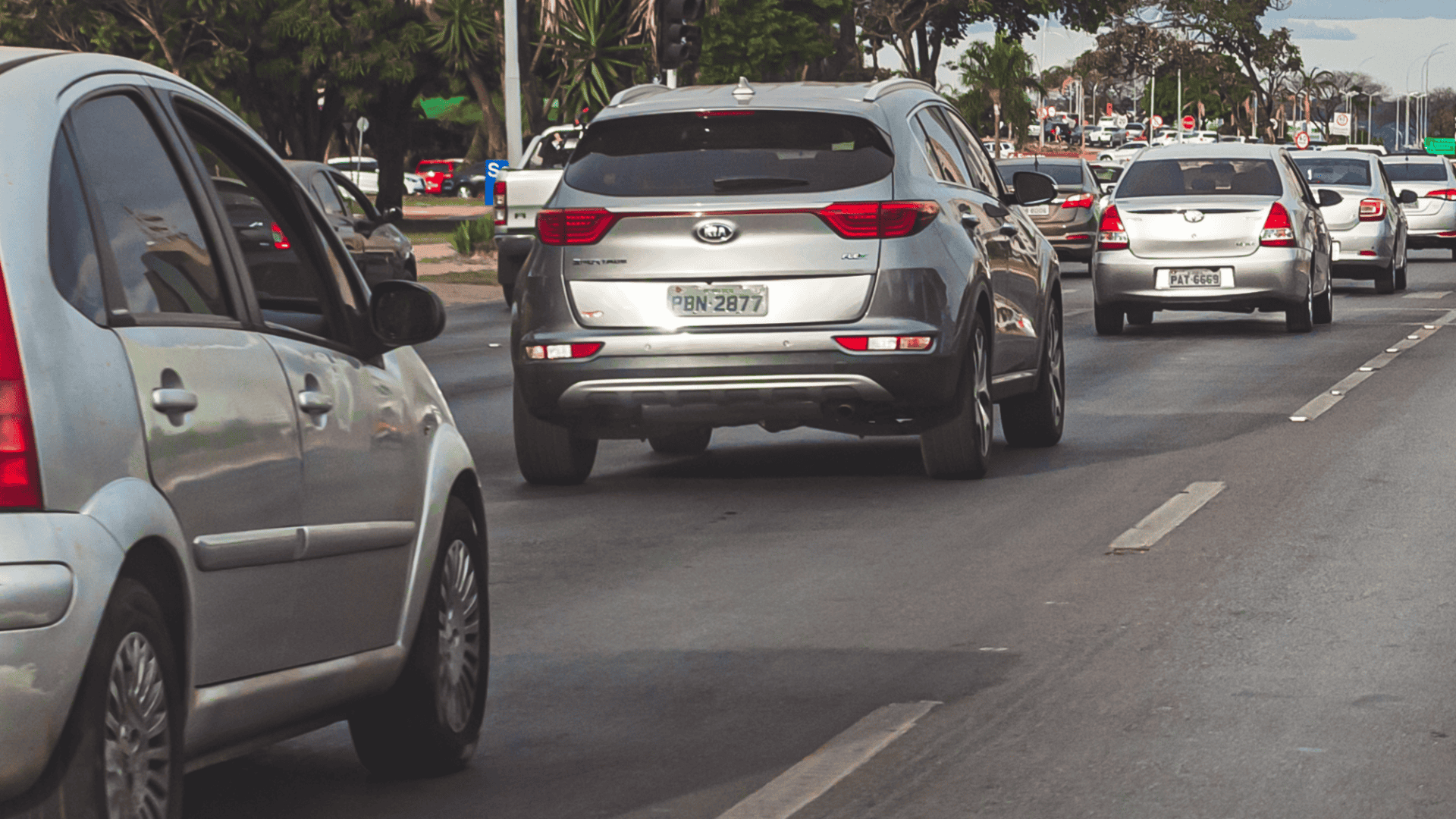 imagem mostra carros numa rodovia movimentada